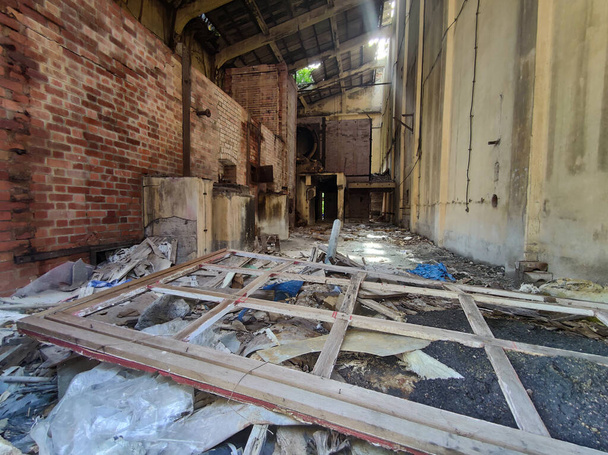 Interior industrial abandonado con luz brillante en Tailandia - Foto, imagen