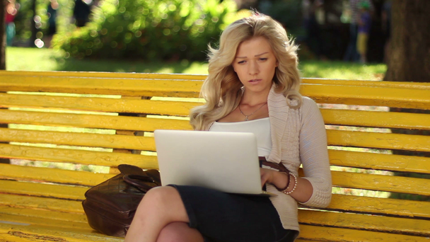 Business woman with laptop - Séquence, vidéo