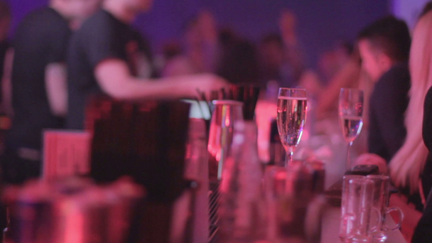 Weibliche Hand nimmt Champagnerglas von Bar - Filmmaterial, Video