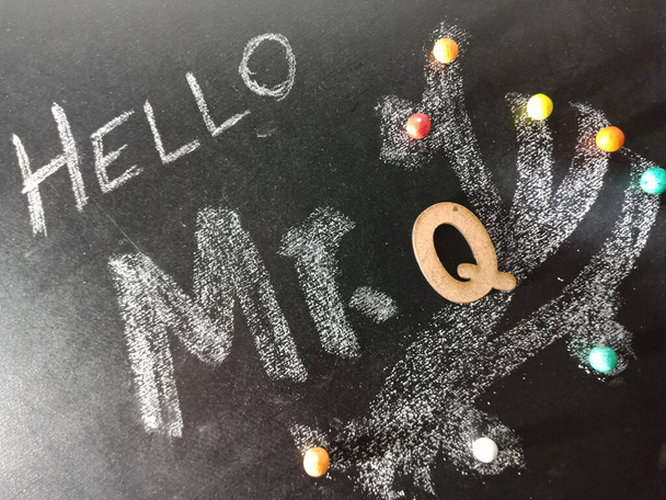 Hello mister Q szöveg jelenik meg krétával tábla koncepció fa ábécé angol szimbólum. - Fotó, kép