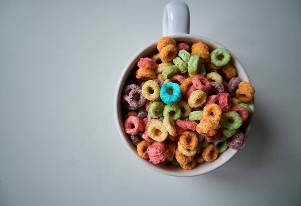 Céréales de petit déjeuner colorées dans un bol - Photo, image