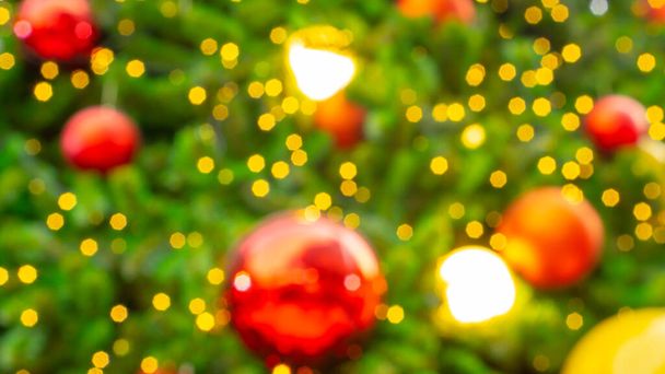 Πολύχρωμη bokeh φωτογραφία, διακοσμητικό του δέντρου Chistmas με κόκκινο, χρυσό, κίτρινο και λευκό φως bolls σε πράσινα φύλλα πεύκου, εποχή διακόσμηση για γιορτάσουν Καλά Χριστούγεννα και ευτυχισμένο το νέο έτος  - Φωτογραφία, εικόνα