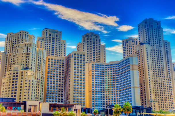 DUBAI, BAE, Kasım 03: 2019: Dubai, BAE 'de güneşli bir sonbahar gününde popüler Jumeriah Sahili' nin arka planındaki modern otel binaları. - Fotoğraf, Görsel