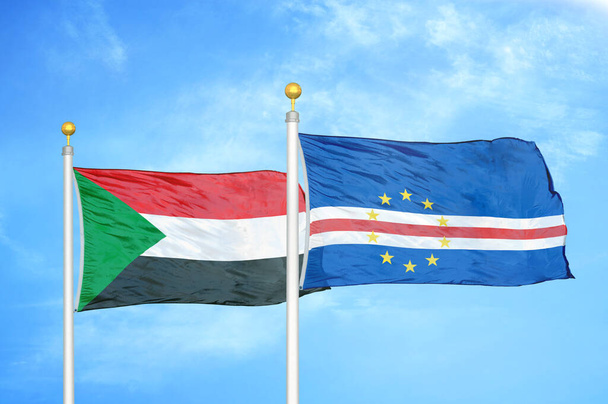 Soudan et Cap-Vert deux drapeaux sur mâts et fond bleu ciel nuageux - Photo, image