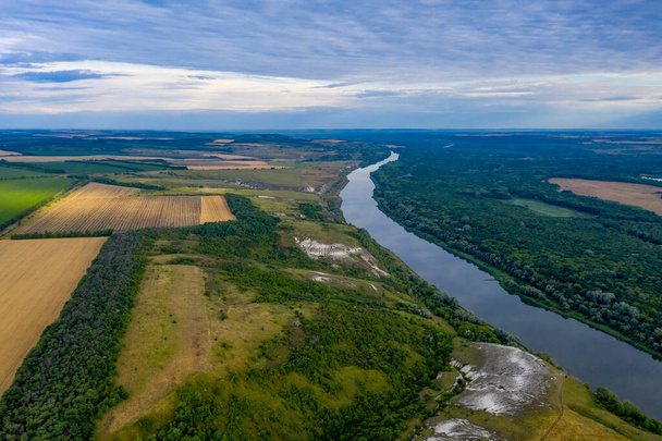 El río Don, montañas de piedra caliza y campos en la región de Voronezh. - Foto, Imagen