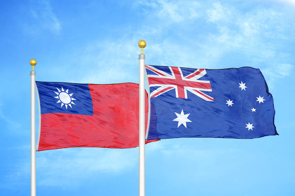 Taiwan und Australien zwei Flaggen auf Fahnenmasten und blauer bewölkter Himmel Hintergrund - Foto, Bild