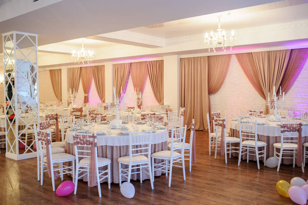 salón de banquetes en colores blanco y marrón decorado para el evento - Foto, Imagen