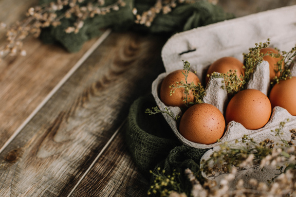 Eieren zonder kleuring op een houten achtergrond in een rustieke stijl voor Pasen. - Foto, afbeelding