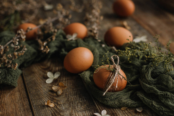 Eier ohne Färbung auf Holzgrund im rustikalen Stil zu Ostern. - Foto, Bild