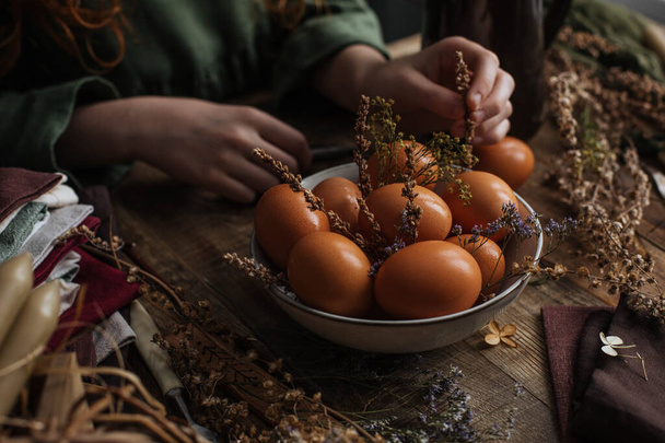 Húsvéti tojás díszítése rusztikus stílus nélkül egy fából készült asztalon. - Fotó, kép