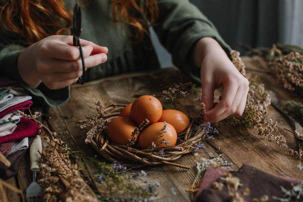 Decoración de huevos de Pascua sin colorear en un estilo rústico sobre una mesa de madera. - Foto, imagen