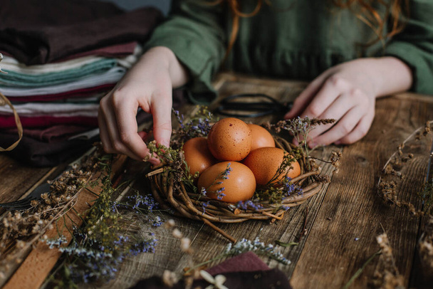 Decoration of Easter eggs without coloring in a rustic style on a wooden table. - Foto, Imagem
