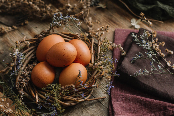 Décoration d'œufs de Pâques sans coloration dans un style rustique sur une table en bois. - Photo, image