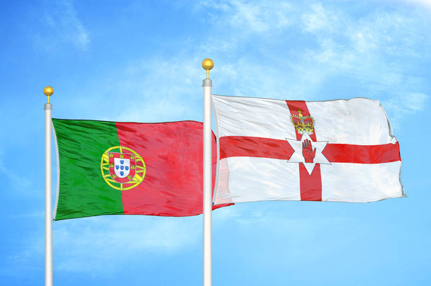 Portugal en Noord-Ierland twee vlaggen op vlaggenmasten en blauwe bewolkte hemelachtergrond - Foto, afbeelding