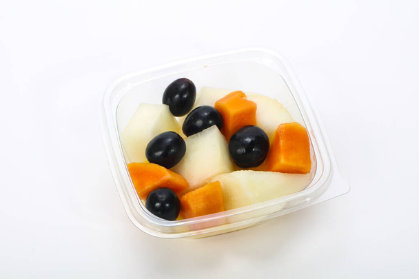 Snack de mezcla de frutas tropicales en rodajas en la caja - Foto, imagen