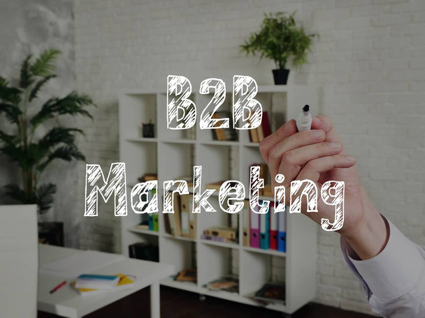 Business concept che significa B2B Marketing con frase alla pagina. - Foto, immagini