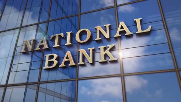 Πινακίδα της Εθνικής Τράπεζας στο γυάλινο κτίριο. Επιχείρηση, οικονομία και δημόσια οικονομικά έννοια σε 3D animation απόδοση. Καθρεφτίζεται ουρανό και την πόλη στη σύγχρονη πρόσοψη. - Πλάνα, βίντεο