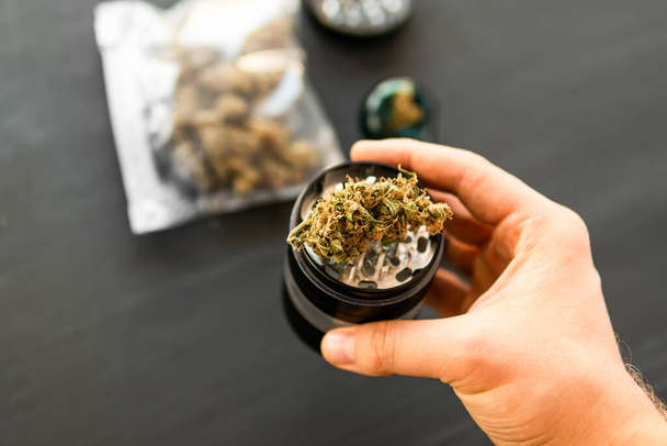 Légalisation du cannabis. Broyeur de mauvaises herbes Marihuana fraîche. CBD et THC - Photo, image