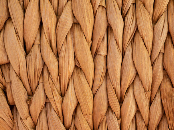 Twisted straw background from aquatic hyacinth, close up. Tissage artisanal traditionnel motif de style thaï. Tapis de place en fibre de palme. Texture de panier en osier ou rotin. - Photo, image