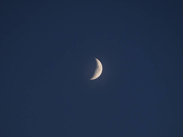 Primeiro trimestre de lua visto com um telescópio astronômico
 - Foto, Imagem