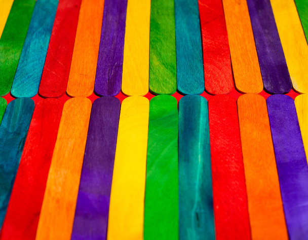 Palos de madera de helado multicolor. Fondo de palos de madera abstracto - Foto, Imagen