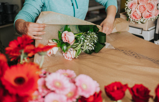 Επαγγελματικό εργαστήριο ανθοκομίας, δένοντας ένα γαμήλιο λουλούδι, ανθοπωλείο - Φωτογραφία, εικόνα