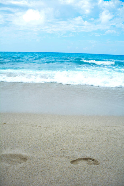 Suave ola de agua de mar turquesa en la playa de arena - Foto, Imagen