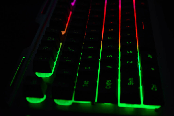 Computertoetsenbord met gekleurde lettertoetsen - Foto, afbeelding