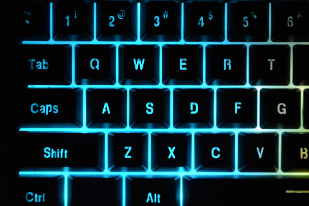 Клавиатура компьютера с цветными клавишами - Фото, изображение
