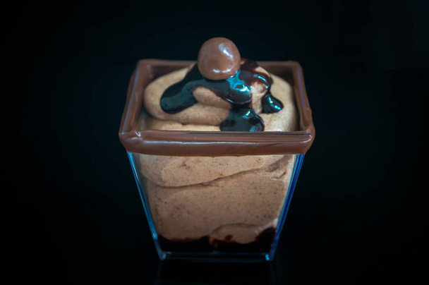 Suklaa mousse lasi - Valokuva, kuva