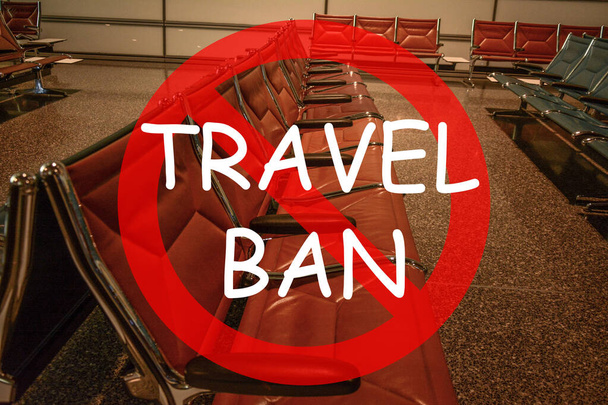 Repülőtéri indulási várakozási terület, üres ülések figyelmeztető jelzéssel és szöveggel, lezárt államhatár és ország qurantine - Fotó, kép