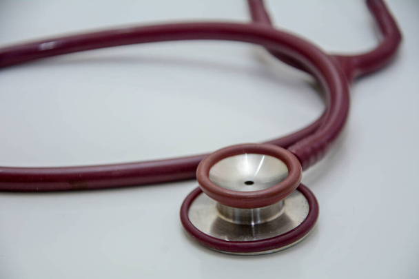 Stethoskop isoliert auf weißem Hintergrund in Arztpraxis - Foto, Bild