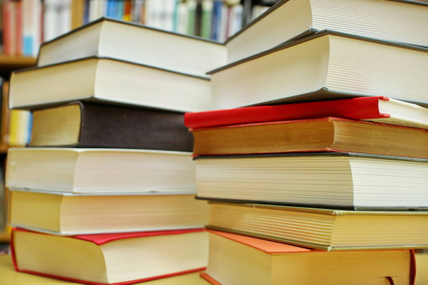 Stapel boeken in de bibliotheek - Foto, afbeelding