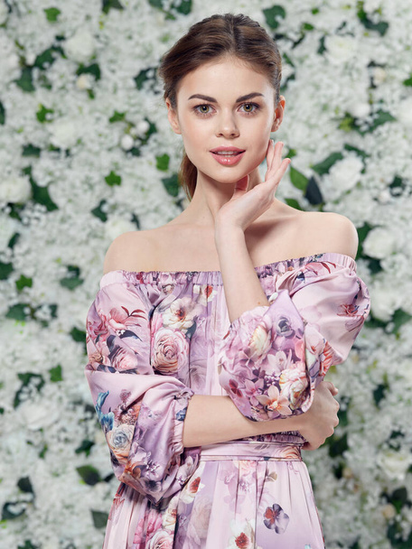 Ελκυστική γυναίκα σε όμορφο φόρεμα κομψό στυλ floral φόντο  - Φωτογραφία, εικόνα