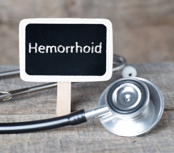 word hemoroid ve stetoskop ile yazı tahtası - Fotoğraf, Görsel