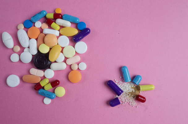 macro photo of open capsule and pills - Zdjęcie, obraz