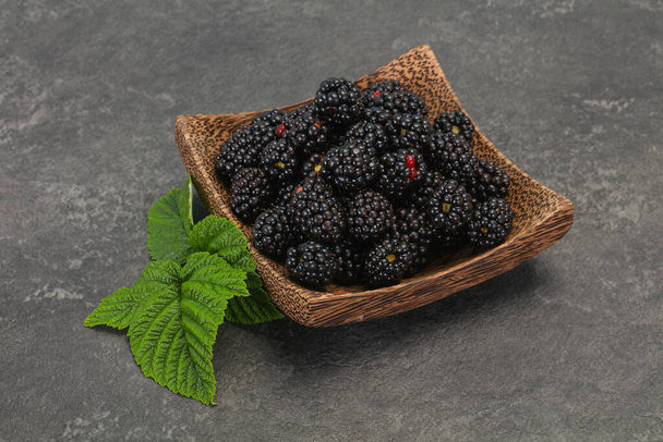 Dulce sabroso maduro Blackberry montón con hoja - Foto, Imagen