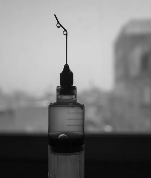 macro foto de gota de agua en la punta de la aguja - Foto, Imagen