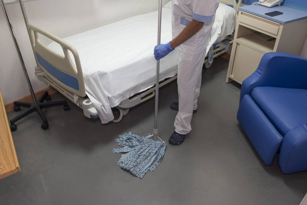 Siivoojat siivoavat sairaalahuoneita - Valokuva, kuva