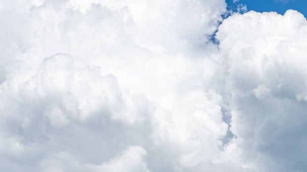 Mavi gökyüzünde beyaz bulut - Fotoğraf, Görsel