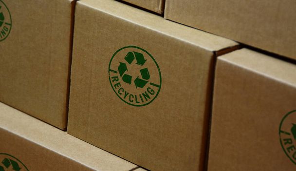 Sello de reciclaje impreso en caja de cartón. Símbolo de reciclaje, flechas, materiales reciclables, protección del medio ambiente y concepto seguro para la tierra. - Foto, Imagen