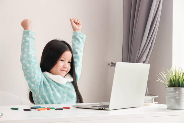 Una bambina carina è felice di imparare il computer. Concetto di sviluppo delle competenze scolastiche elementari - Foto, immagini
