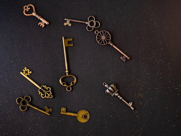Many different old keys from different locks, scattered chaotically, flat lay. - Фото, изображение