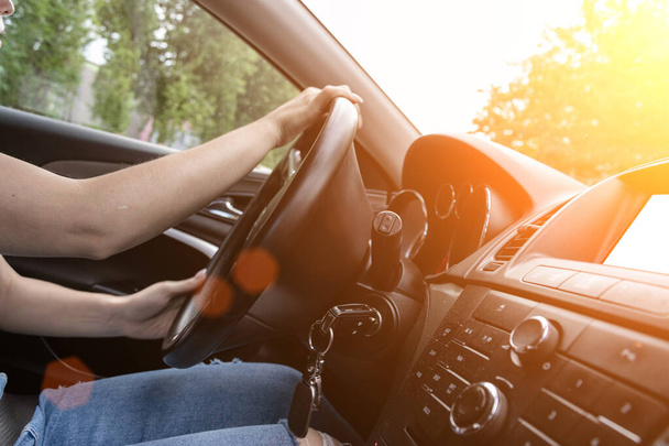 Mit dem Auto unterwegs bei Sonnenuntergang. Glückliche junge Frau haben Spaß beim Autofahren in einem sommerlichen sonnigen Tag. Fahrradurlaubskonzept - Foto, Bild