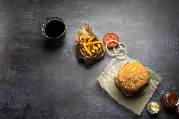 Ručně dělaný burger s hranolkama a cibulovými kroužky a koksem - Fotografie, Obrázek