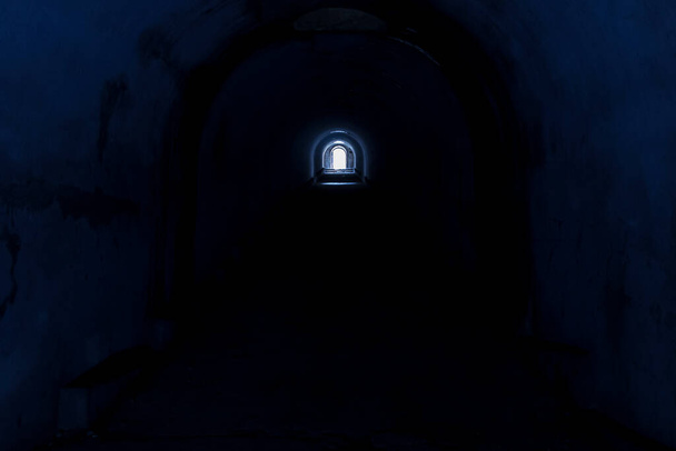 Φωτισμένη έξοδος από σκοτεινή υπόγεια σήραγγα στο φως. - Φωτογραφία, εικόνα