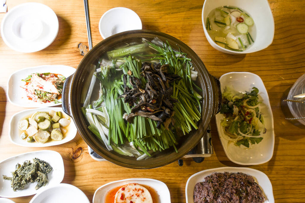 korejská kuřecí polévka s houbami a pažitkou - Fotografie, Obrázek