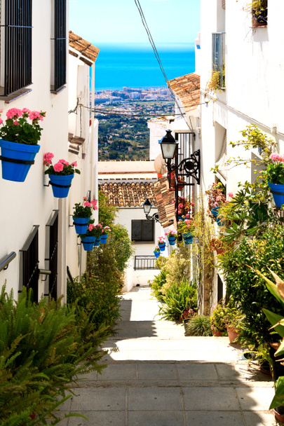 Bella strada con fiori nella città di Mijas, Spagna
 - Foto, immagini