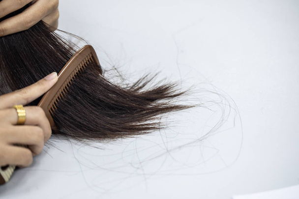 Problema de la pérdida de cabello de la mujer joven, con cabello delgado. - Foto, imagen