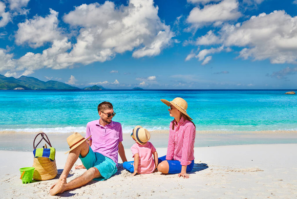 Familia en la hermosa playa de Anse Soleil, pareja joven con un niño de tres años. Vacaciones de verano en Seychelles, Mahe. - Foto, Imagen